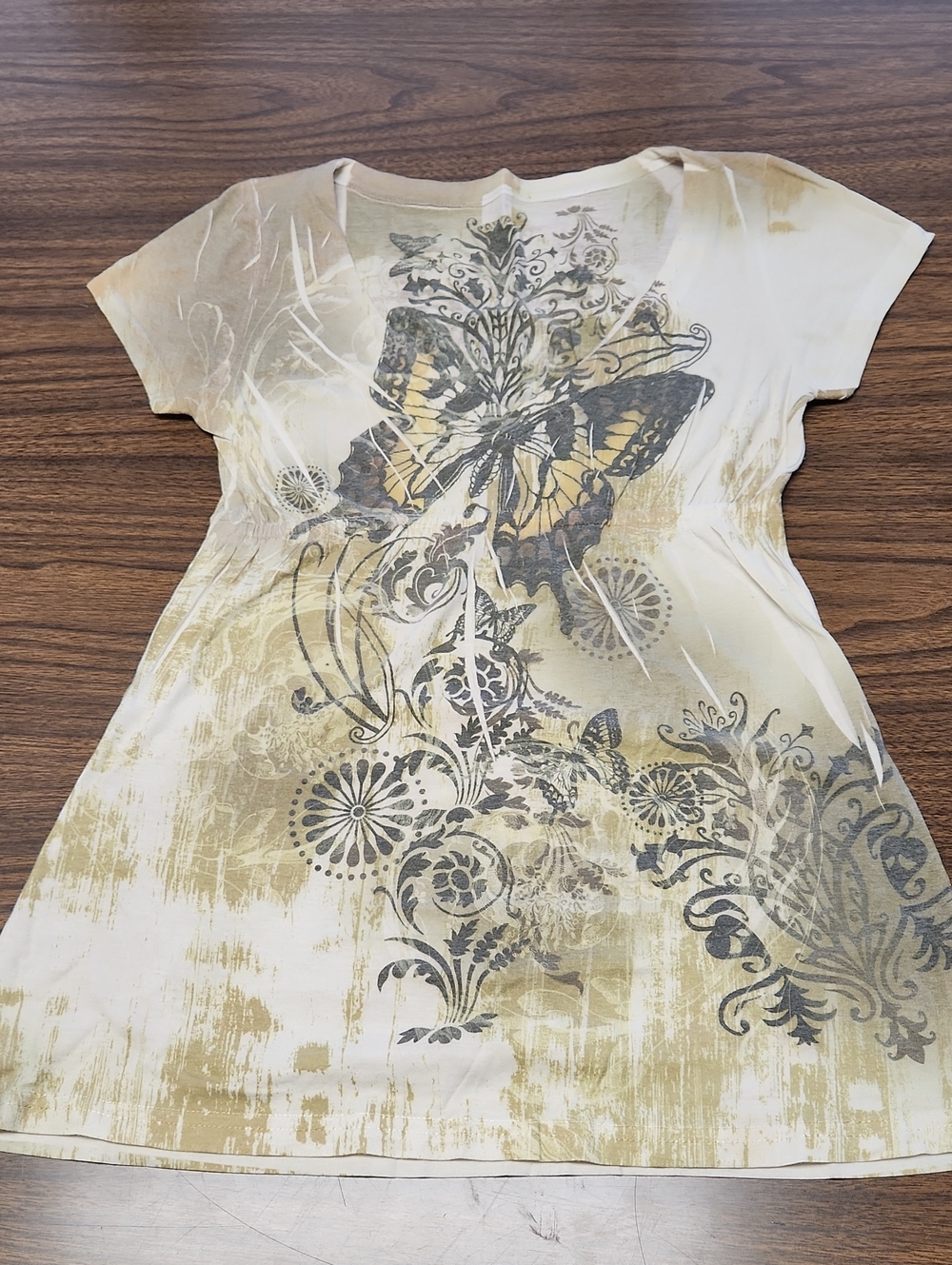 Short Sleeve V-Neck Butterfly Print Top in Cream and Gold